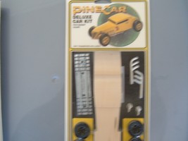 PINE CAR BANDIT COUPE P374 DELUXE CAR KIT UNOPENED WOODLAND - $332.91 MXN