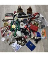 Junk Drawer Lot Miscellaneous Match Books Bottle Caps Keychains Pins Hoo... - €13,63 EUR
