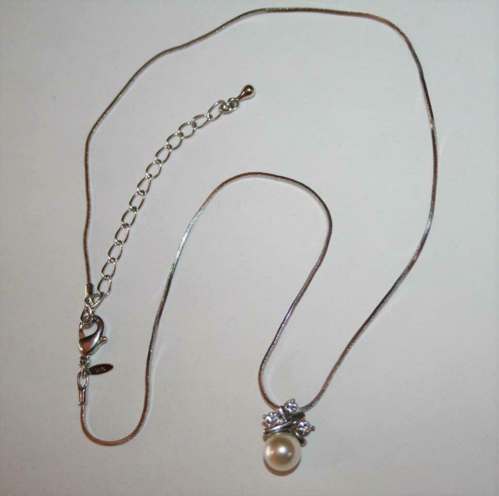 Avon NR Silvertone Pearlesque & Crystal Necklace with Extender J283 - $10.00