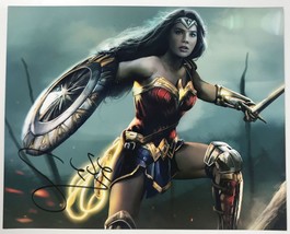 Gal Gadot Autographed &quot;Wonder Woman&quot; Glossy 8x10 Photo - £55.13 GBP