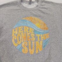 Gildan Heavy Blend HERE COMES THE SUN Men Gray Cotton Blend Graphic Sweatshirt S image 5