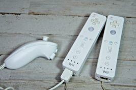 Lot of 2 OEM Nintendo RVL-003 White Controller Remotes + 1x RVL-004 Nunc... - £15.12 GBP