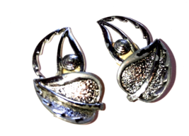 Vintage Silvertone SARAH COVENTRY Windsong Leaf Clip on Earrings circa 1960 - £9.32 GBP