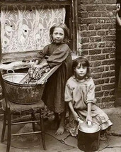 Photo Old Vintage Portrait of two girls washing clothes in the street of London - £9.55 GBP