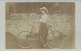 Alla Moda Donna Indossando Cappello &amp; IN Posa Con Bicicletta ~ Vero Foto - £7.11 GBP