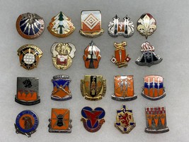 U.S. ARMY, ASSORTED GROUPING OF 20 CLUTCH BACK DUI&#39;s, SIGNAL UNITS - £26.32 GBP
