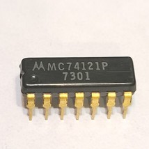 MC74121P Integrated Circuit TTL − One−Shot w/Clear and Complementary Outputs - £2.33 GBP