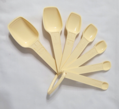 Vintage Tupperware Almond Cream Ivory Set 7 Measuring Spoons With Ring - $34.44