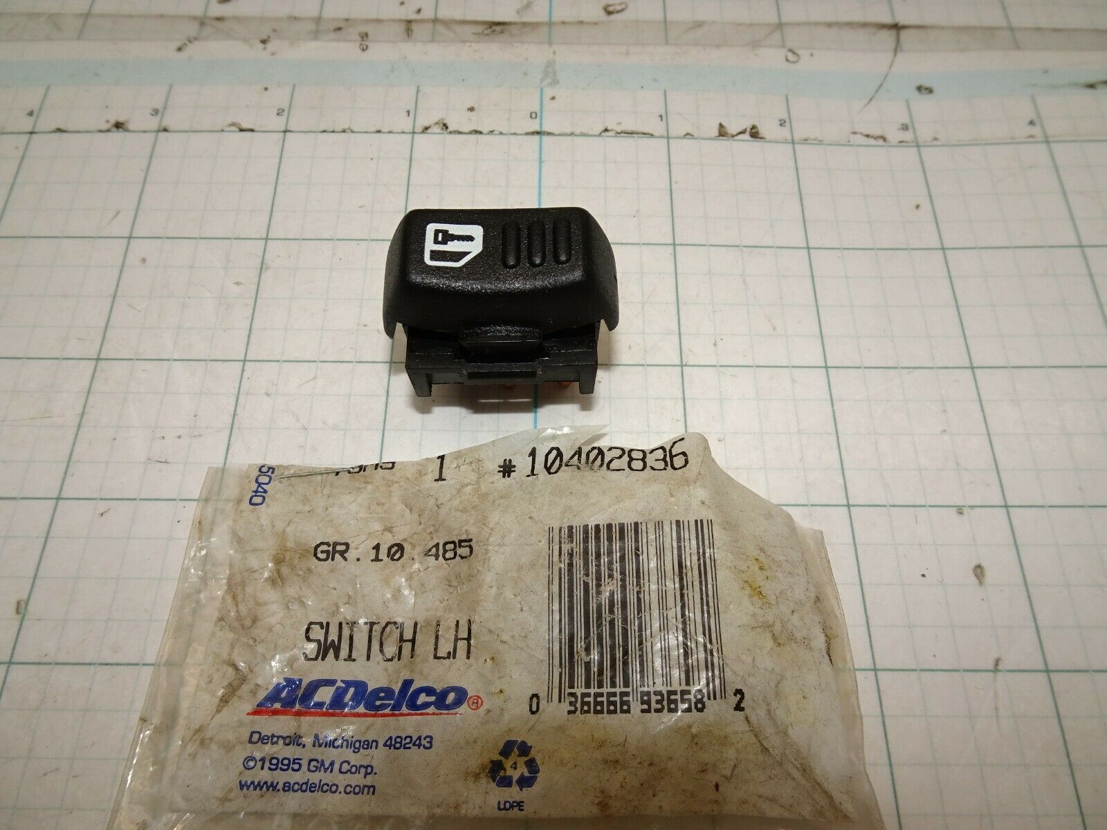 GM 10402836 Power Door Lock Switch LH  OEM NOS General Motors - $29.97