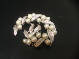 Vintage Crown Trifari Brooch Brushed &amp; Polished Swirling Leaves Faux Pearls - £25.69 GBP