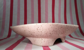 Charming MCM 1950&#39;s PINK Speckle Ware Matte Ceramic Flared Footed Dish - £14.38 GBP