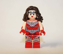 Wonder Woman  Red and White Outfit DC Comic Minifigure - £4.72 GBP