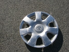 One genuine 2002 to 2005 Toyota Camry 15 inch hubcap wheel cover 42621-AA080 - $23.03