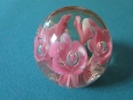 Pink flowers crystal paperweight 3 1/4&quot; diam - £30.92 GBP