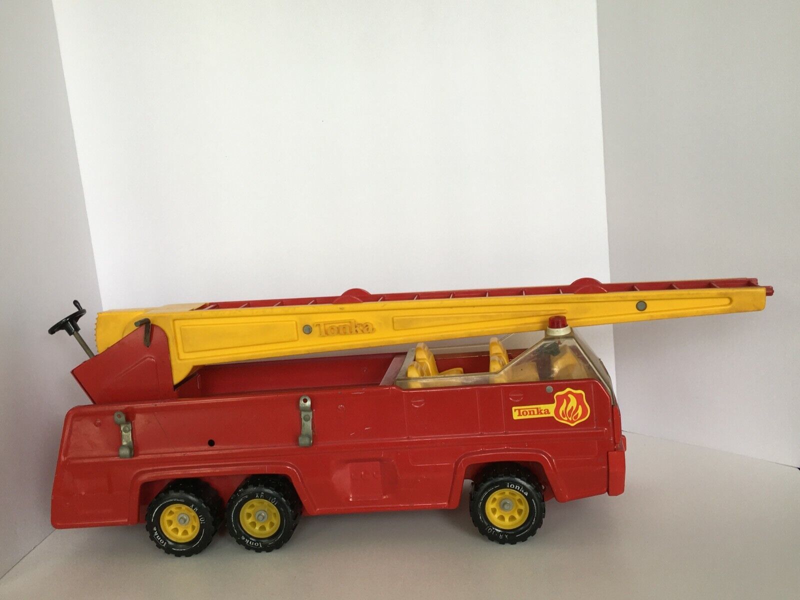 Tonka Metal Toy Fire Truck Vintage Red Long Extendable Ladder 32202 Engine - £39.86 GBP