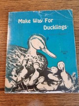 Vintage 1972 Make Way For Ducklings Book By Robert McCloskey - £4.77 GBP