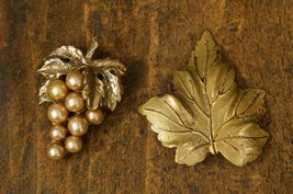 Vintage Costume Jewelry 1930s Lot 2 Brass Metal Grape Cluster Leaf Fur Clip - £27.68 GBP