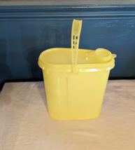 Tupperware Vintage 2 Quart Yellow Beverage Buddy Pitcher #587 w/ Lid &amp; H... - £11.65 GBP