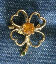 Lucky Honey Rhinestone 4-Leaf Clover Gold-tone Brooch 1950s vintage 1&quot; - £10.35 GBP