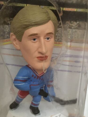 WAYNE GRETZKY - Corinthian NHL Headliners 1997 Action Figure NHLPA Blue Uniform Item image 2
