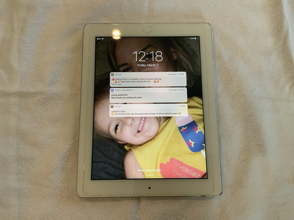 Apple iPad A1458 16GB White/Silver iOS 10.3.3 WiFi - $34.65