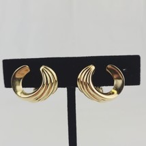 Vintage Monet Wave Gold Tone Clip On Earrings Swirl Curve Ribbed Smooth  - £9.23 GBP