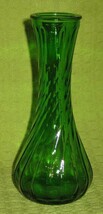 Hoosier Glass- Emerald Green Bud Vase- Swirl -# 4064 - 6 in - USA - $150.16 MXN