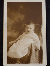ANTIQUE PHOTO POST CARD 3.5”x 5.5” Smiling Baby in Gown on Fabric Covere... - €5,52 EUR