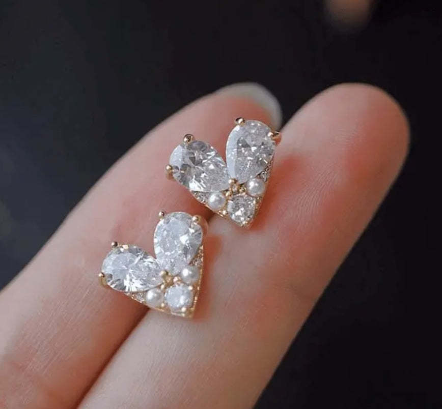 Zircon Heart Earrings / Pendientes de corazón de circón - $8.00