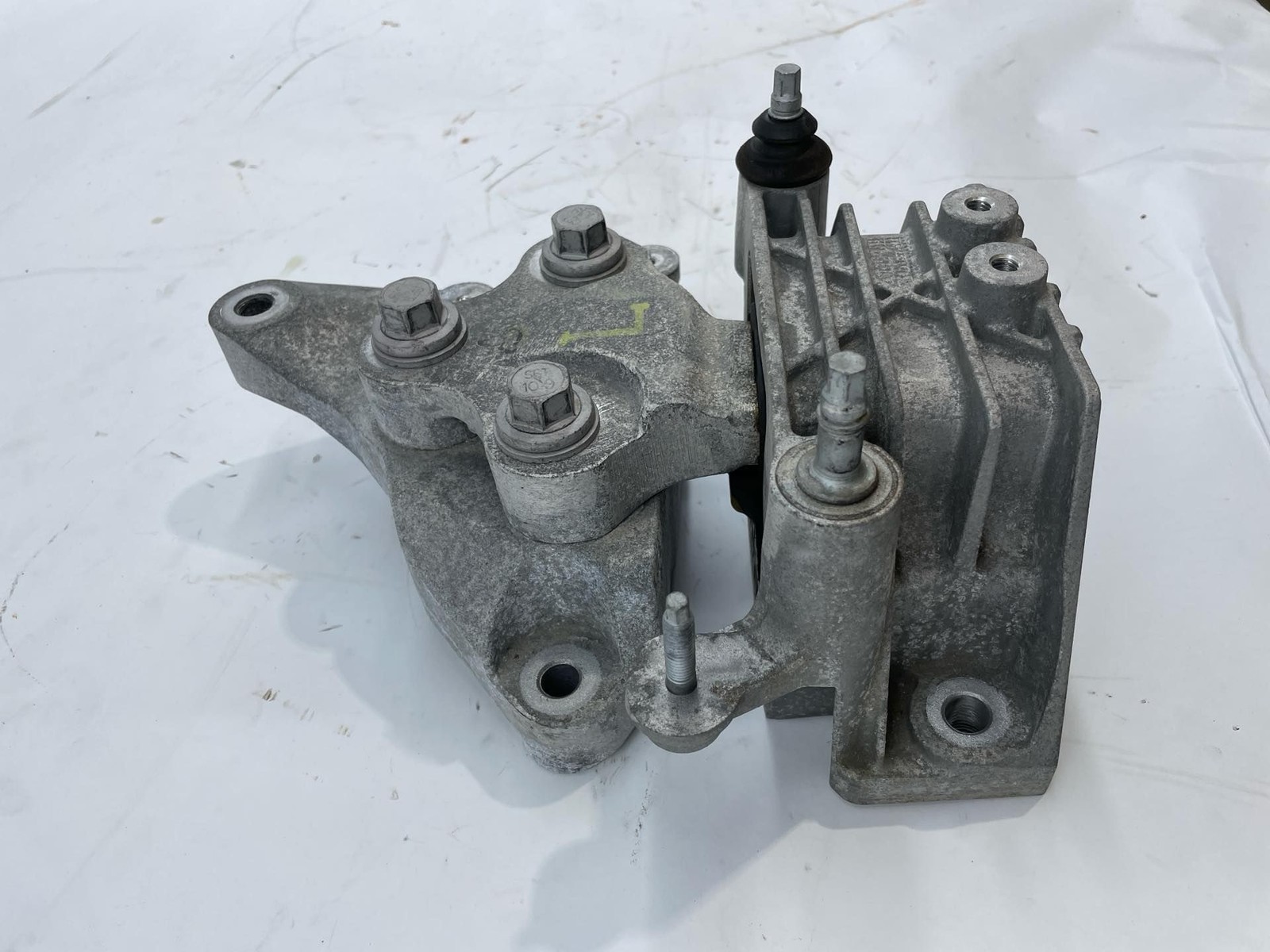2021 Chrysler Pacifica LH Driver Transmission Mount Assembly 68224742 OEM Item image 4