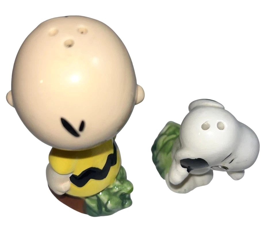 Peanuts Charlie Brown and Snoopy Figurine Salt and Pepper Shaker W/Magnets Item image 4