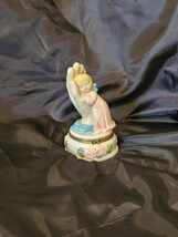 Vintage Ceramic Hinged Lidded Trinket Box Little Girl In Hand Floral On ... - $356.03 MXN