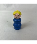 Vintage Fisher Price little people wood blue mom/woman yellow/blonde hair - $76.52 MXN