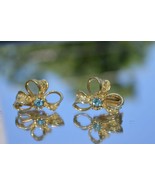 Vtg Gold Tone RIBBON clip on earrings with Blue Rhinestone centers &#39;&#39;BEA... - $533.29 MXN