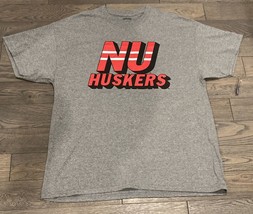 University of Nebraska Cornhuskers Men&#39;s XL Short Sleeve Gray Logo T-Shirt - £10.56 GBP