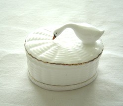 Glass Swan on Woven Basket Trinket Box Removable Lid - £13.58 GBP