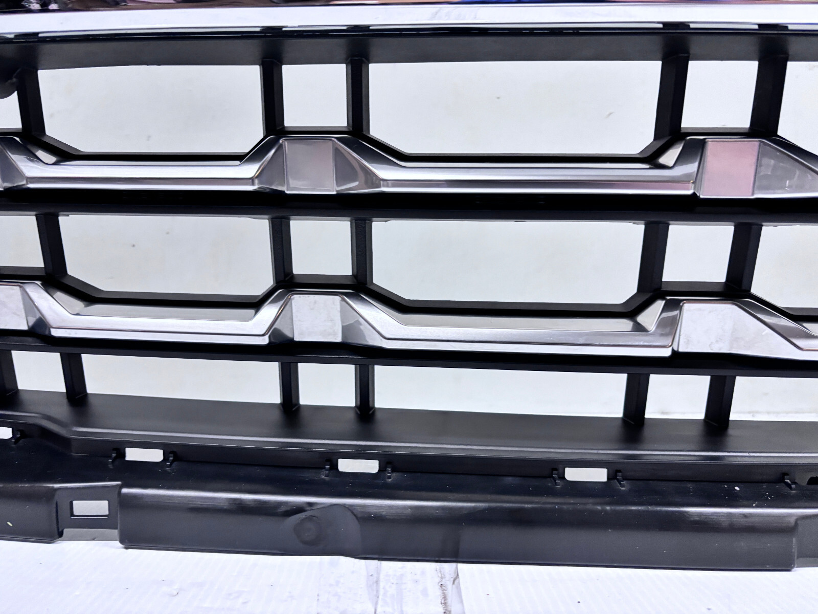85642139 2022 2023 2024 2025 CHEVY SILVERADO 1500 LTZ CHROME FRONT OEM GRILLE Item image 9