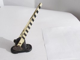 LIONEL POST-WAR-  252 OPERATING CROSSING GATE - GOOD FOR PARTS- M55 - $121.12 MXN