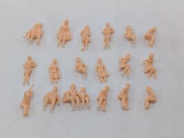 Lot Of (18) Civilian Miniature People 1/2&quot; - 3/4&quot; Train Town RPG - €10,77 EUR