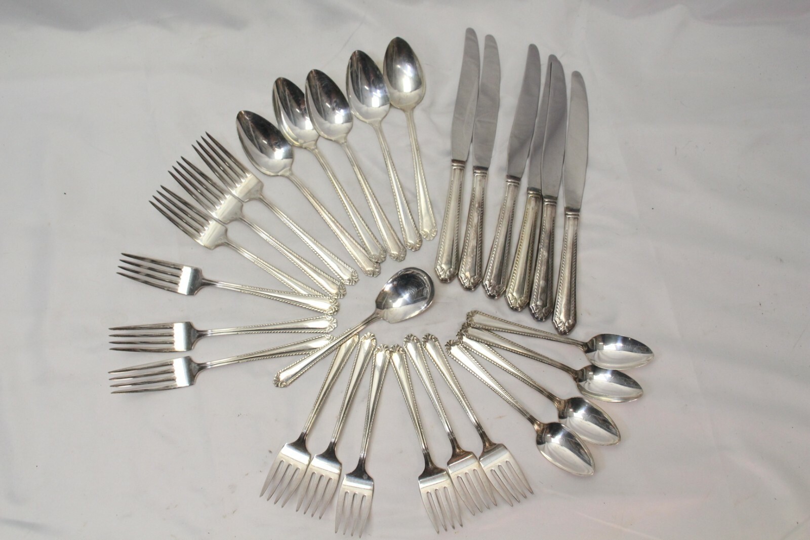 Viceroy Plate USA Silverplate  Lot of 28  Forks/Knives/Spoons/Teaspoons - $39.19
