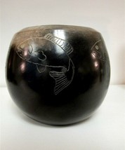 Native American Vintage Black 5&quot; Clay Pot Pot Fish Decoration ca1950 - £137.48 GBP