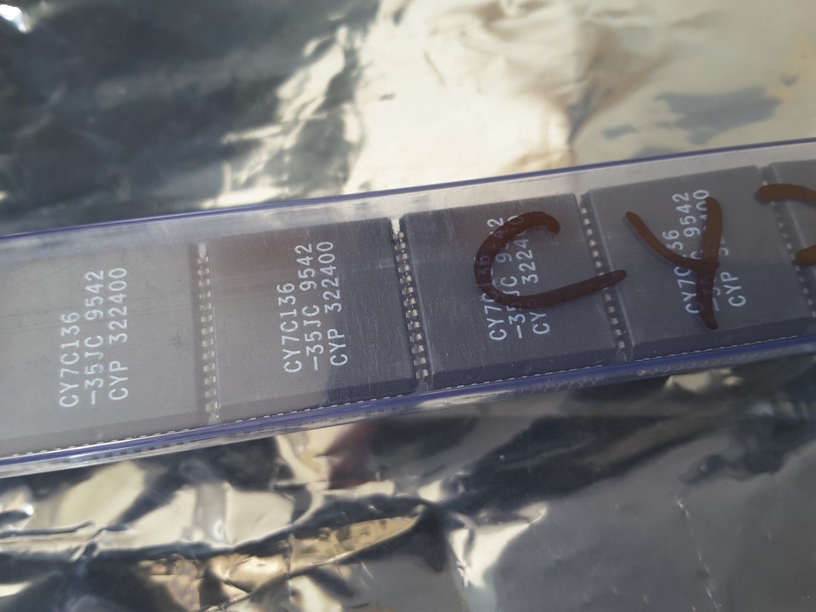 Cy7c136-35jc CYPRESS NEW IN FACTORY Static RAM 2Kx8 52pin RARE   NEW NOS... - $14.61
