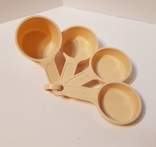 Tailor Made Measuring Cups 1/4 to 1 cup Almond Vintage - £7.70 GBP