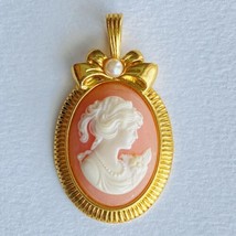 1988 Avon ‘Romantic Portraits’ Cameo Gold Tone Faux Peach Pearl Pendant - £27.94 GBP