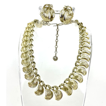VTG Lisner Gold Tone Metal Floral Leaves Textured Necklace Earrings Set  - £35.96 GBP
