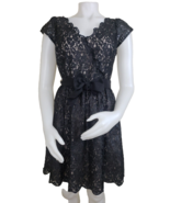 Elle Lace Dress Womens Sz 4 Black Shimmer Lace Overlay Party Belted Knee... - €17,30 EUR Elle Lace Dress Womens Sz 4 Black Shimmer Lace Overlay Party Belted Knee... - €17,30 EUR