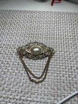 Women&#39;s Old Fashioned Dangle Pin Brooch, Gold Tone Chains with Faux Pearl - $146.58 MXN