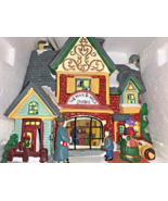 THE WAX &amp; WICK SHOPP 2000 Santa&#39;s Workbench Collection &quot;&quot; Porcelain House - $458.72 MXN