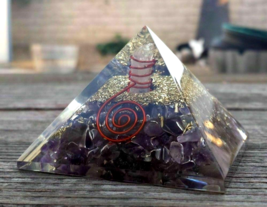 Pyramide d&#39;orgone d&#39;améthyste chakra du troisième œil pyramide protectrice pu... - £14.33 GBP