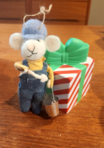 NEW 5&quot;H White Wool Felt Mouse Ornament GARDENER OVERALLS BUCKET AND TROWEL - £8.50 GBP